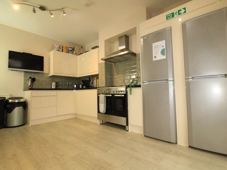 Chinbrook Road Room 5 - Photo 4