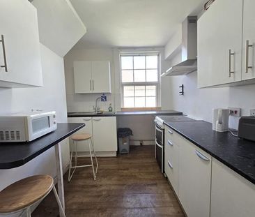 1 bedroom in a flat share to rent - Photo 2