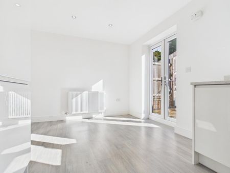 3 bedroom semi-detached house to rent - Photo 2