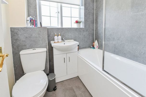 James Close, CHIPPENHAM - Photo 1