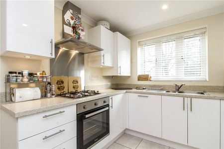 An exceptionally well presented three bedroom end of terrace townhouse with views over the cricket green situated just a short walk to Witney town centre. - Photo 5