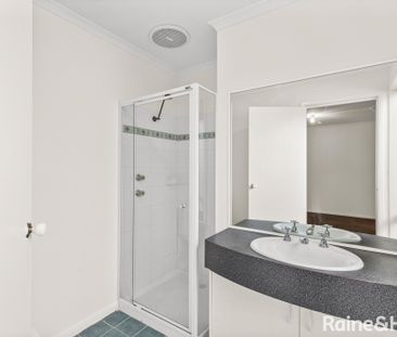 Stunning Family Home in Roxburgh Park - Photo 2