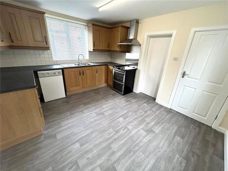 3 bedroom semi-detached house to rent - Photo 5