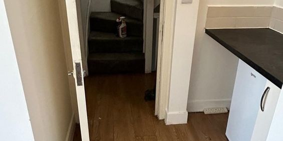 Studio Flat, North Circular Road, NW2 - Photo 3