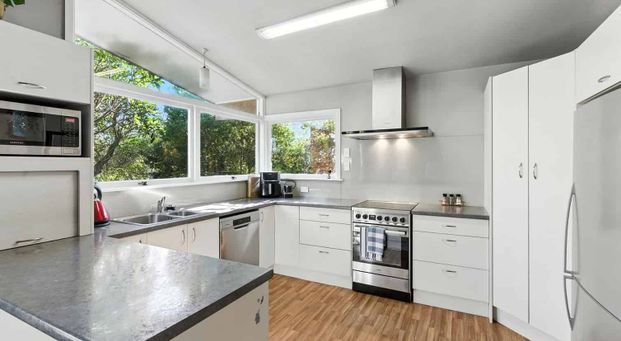 Burnside- 4 Bed spacious family home with Garden - Photo 1