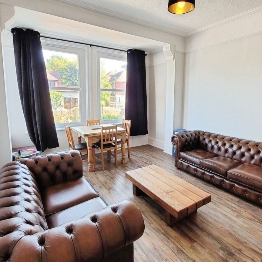 2 bedroom Flat To Let - Photo 1