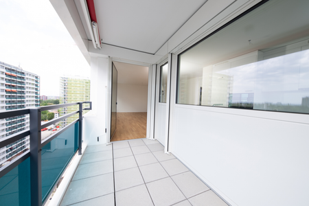 moderne 2.5 - Zimmerwohnung im 9. Stock - Photo 3