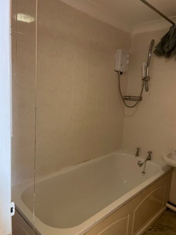 1 Bed Semi-Detached House, Southampton, SO19 - Photo 2