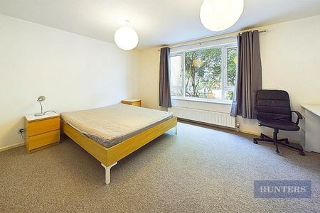 5 bedroom House To Let - Photo 3