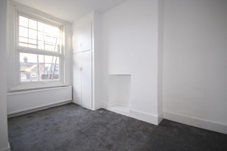 4 bedroom semi-detached house to rent - Photo 4