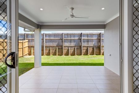 EXECUTIVE ENTERTAINER WITH SOLAR IN MUCH SOUGHT AFTER SMITHFIELD VILLAGE! - Photo 3