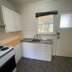 Bedsitter Available in Lansdowne Street - Photo 2