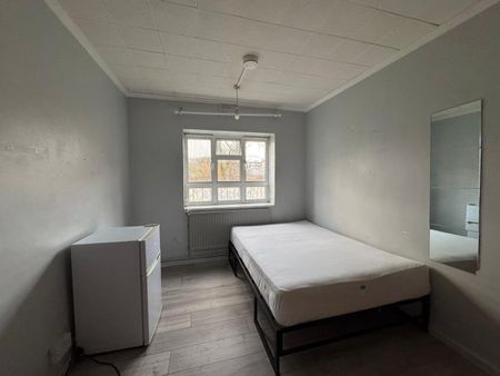 4 Bed Flat, Martindale House, E14 - Photo 3