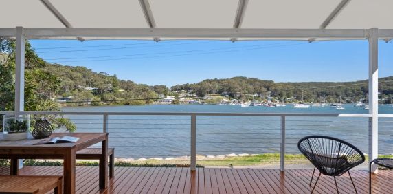 Captivating Waterfront Cottage with breathtaking views of Hardys Bay and surrounds - Photo 2