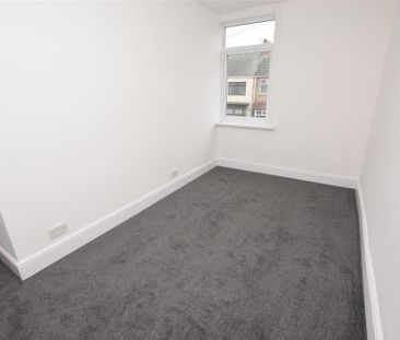 3 bedroom flat to rent - Photo 4
