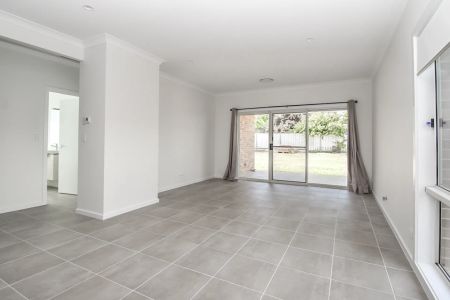 Spacious and Bright Family Home - Photo 3