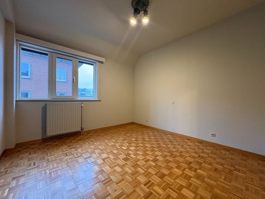 Ruim en lichtrijk 2-slaapkamerappartement in centrum Kortrijk - Photo 1