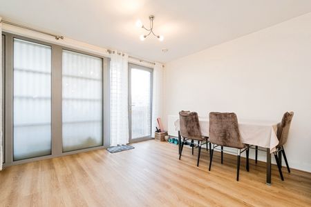3 Bed Flat, Heron Place, E16 - Photo 3