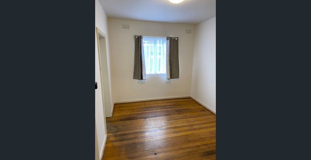 Bright, freshly painted, 1 bedroom apartment - Photo 1