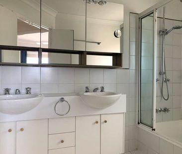 Spacious Air-Conditioned Townhouse in Prime Location - Photo 3