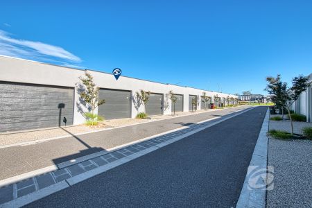 TOWNHOUSE LIVING - Photo 5