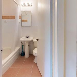 GHETTO MCGILL- 3 ½ RÉNOVÉ & MEUBLÉ – 1 CHAMBRE FERMÉE - Photo 2