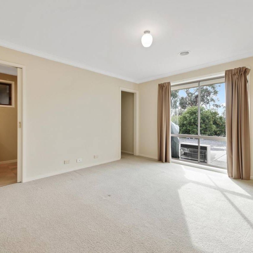 5 Bedroom, 2 Living areas - 850 metres Railway Station - Photo 1