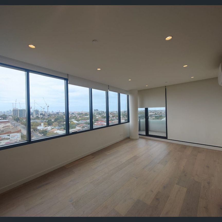 Modern and spacious - Photo 1