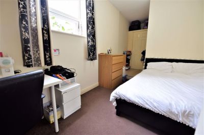 2 bedroom Flat in 14 Raglan Road, Leeds - Photo 1