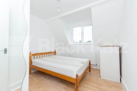 Top floor one double bedroom flat conveniently located close to transport - Photo 4