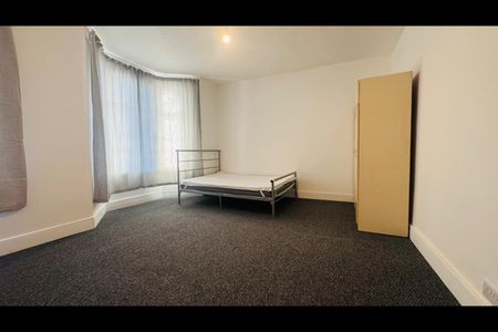 3 Bed Terraced House, Somerby Road, IG11 - Photo 5