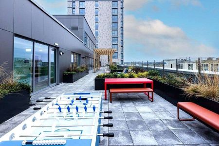 ** 2 WEEKS RENT FREE FOR JANUARY MOVE INS ** Rent in the iconic Thames Quarter building in Reading's town centre, with superb residents amenities. - Photo 4