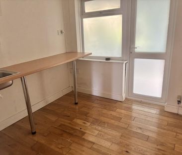4 bedroom semi-detached house to rent - Photo 2