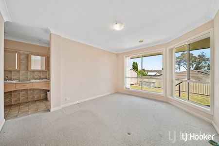 Spacious 4 Bedroom Ensuite Jerrabomberra Home - Photo 4