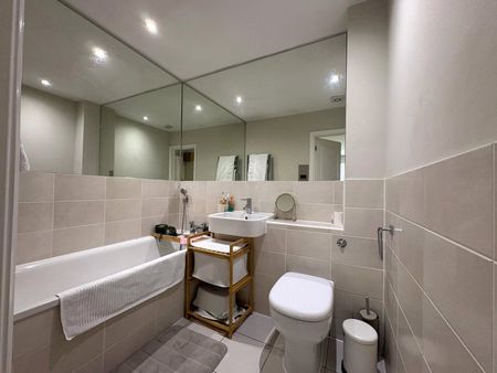 2 bedroom Maisonette in North Street, Windsor - Photo 3