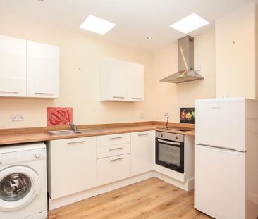 3 bedroom flat to rent - Photo 4