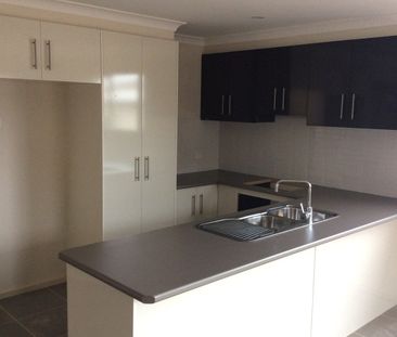 Well maintained 3 bedroom , 2 bathroom home! - Photo 3