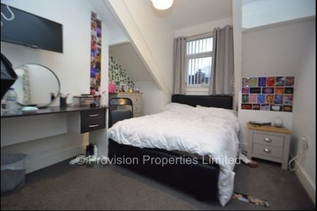 5 Bedroom Student Properties Leeds - Photo 3