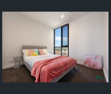 Two Bedroom Apartment with Stunning City Views - Photo 2