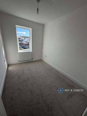 3 bedroom end of terrace house to rent - Photo 3