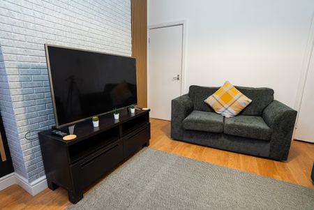 3 Bed Terraced House, Cedar Road, NG7 - Photo 2