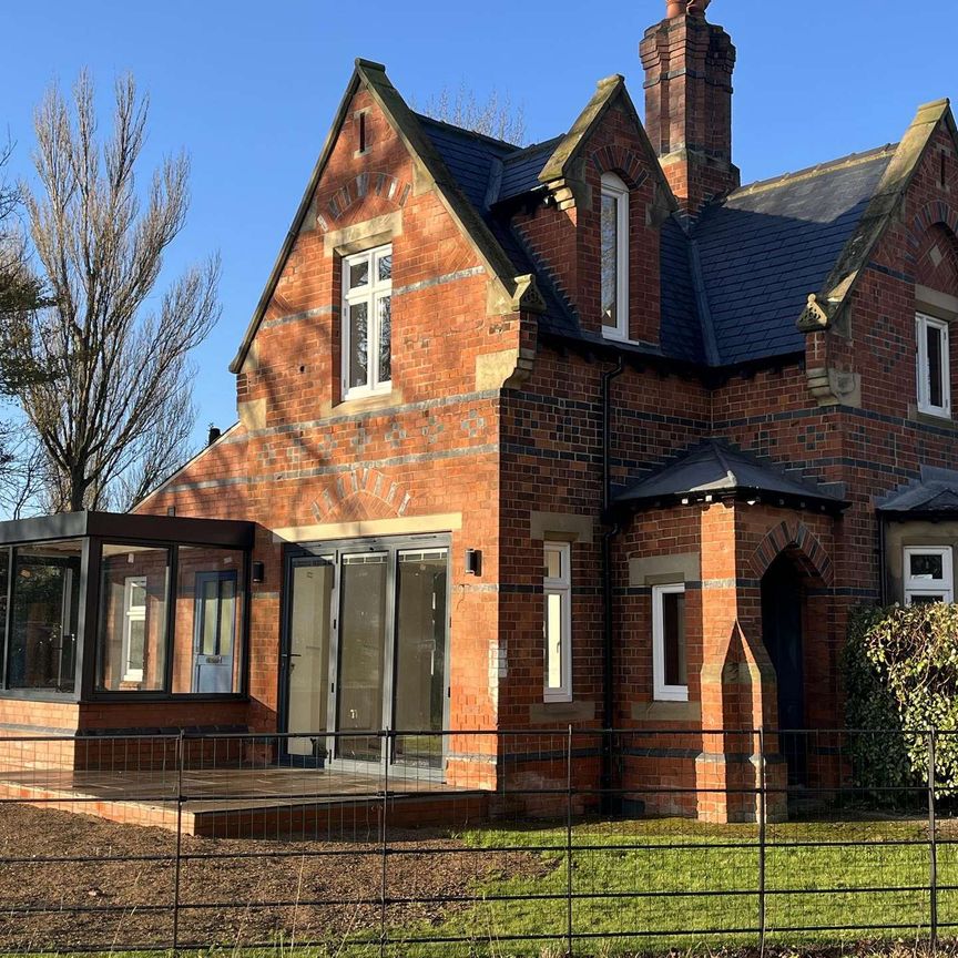 Detached Lodge House on a Rural Estate - Photo 1