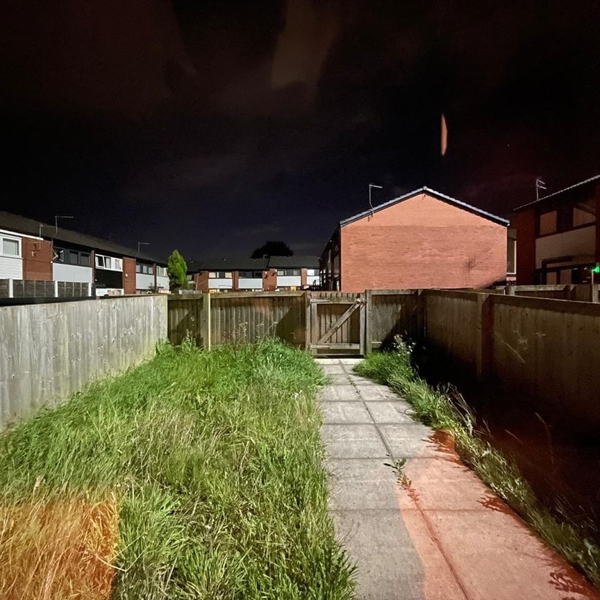 Room in a Shared House, Maple Close, M6 - Photo 1