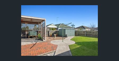 Spacious 4-Bedroom Family Home! - Photo 4