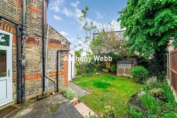 Fox Lane, Palmers Green, London, N13 - Photo 1