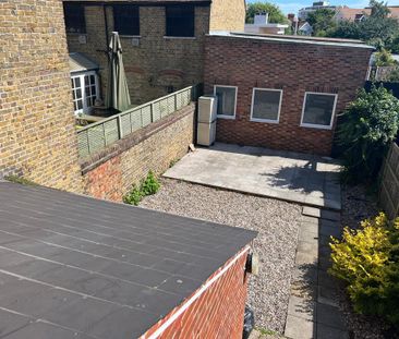 3 bedroom flat to rent - Photo 2