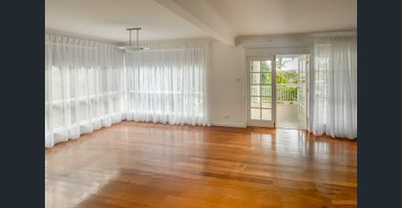 Lovely Family Home! - Photo 2