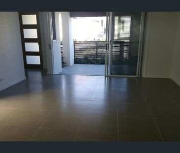 STYLISH HOME IN ROBINA AVAILABLE FOR RENT - Photo 1