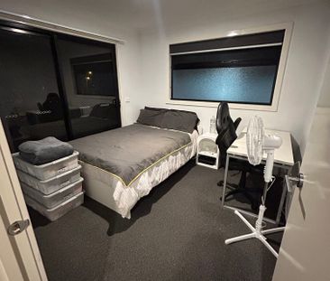 Cranbourne East - Photo 4