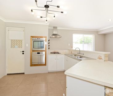CONVENIENTLY LOCATED, COMFORTABLE 3X1 FAMILY HOME!!! - Photo 5